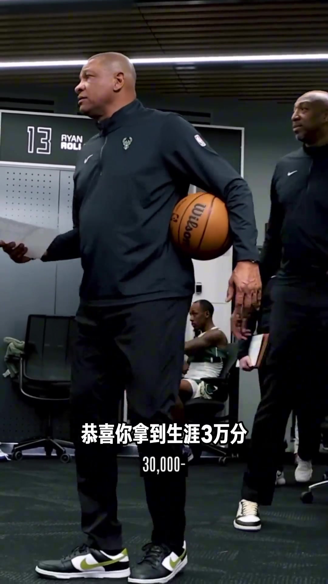 里弗斯在畫戰(zhàn)術(shù)，字母只顧著看自己的視頻