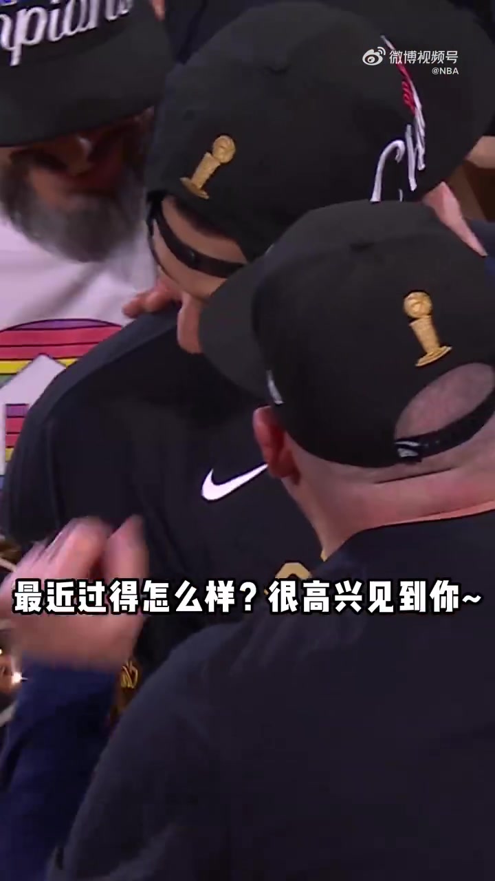笑死！穆雷從馬龍教練手中接過(guò)獎(jiǎng)杯后，不停地喊：寶貝寶貝！