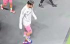 梅西踩球衣，球迷爭議！扔鞋求簽名，缺乏尊重。