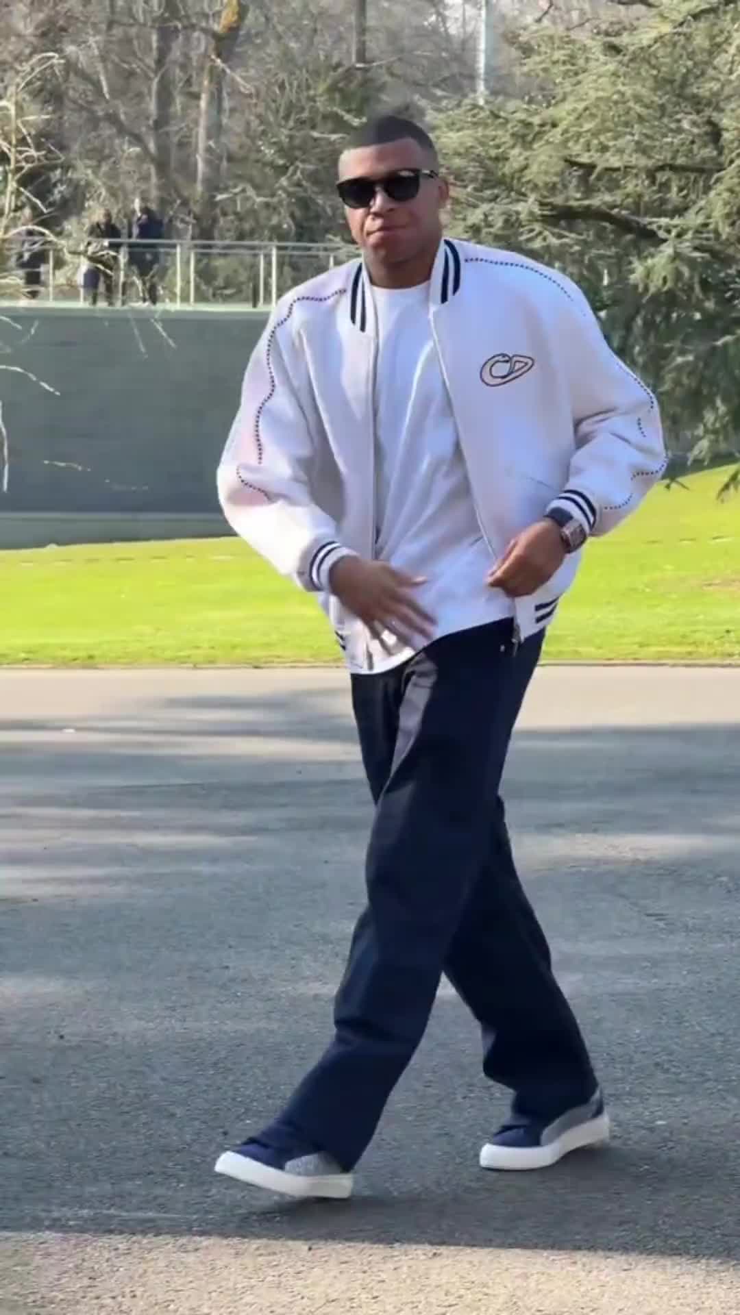 法國隊眾將抵達克萊楓丹，姆巴佩舒適穿搭 孔德一如既往