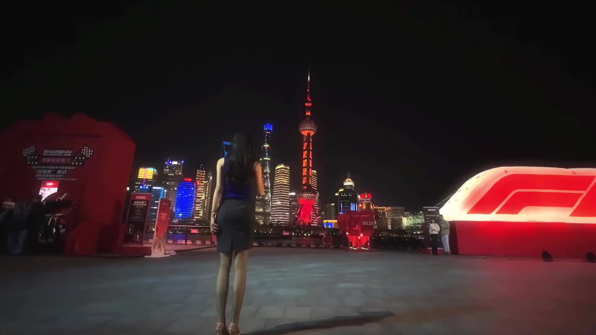 身材是真好啊！美女登密網(wǎng)紅盼盼一身黑色短裙穿搭走秀~