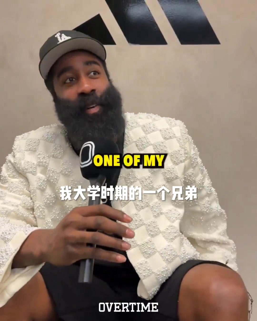 忍不住傻笑！哈登解釋流鼻血慶祝：好兄弟扣籃時(shí)鼻子被籃球砸傷了