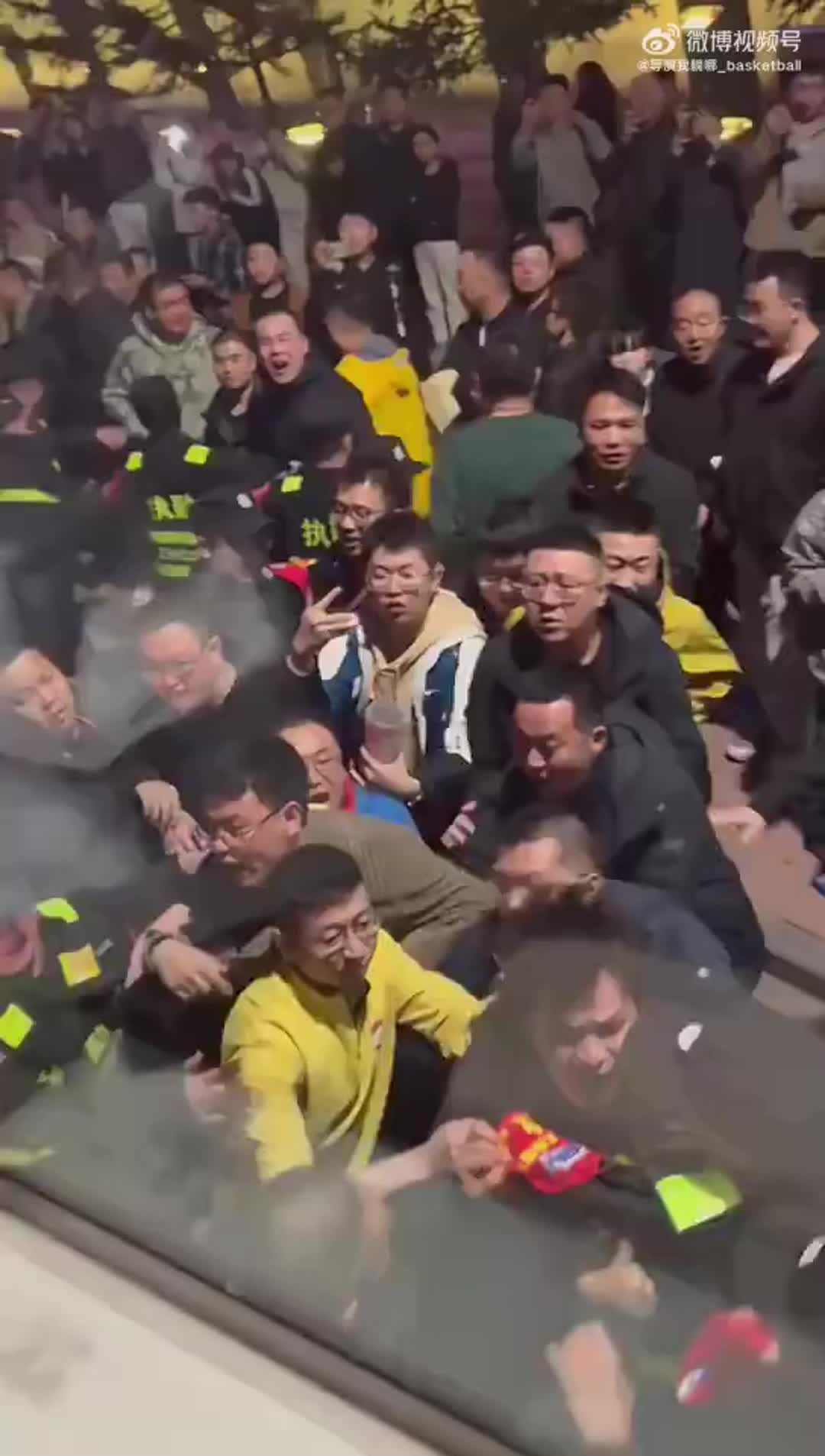 這梁子算是結(jié)下了！賽后山西球迷圍堵廣廈大巴