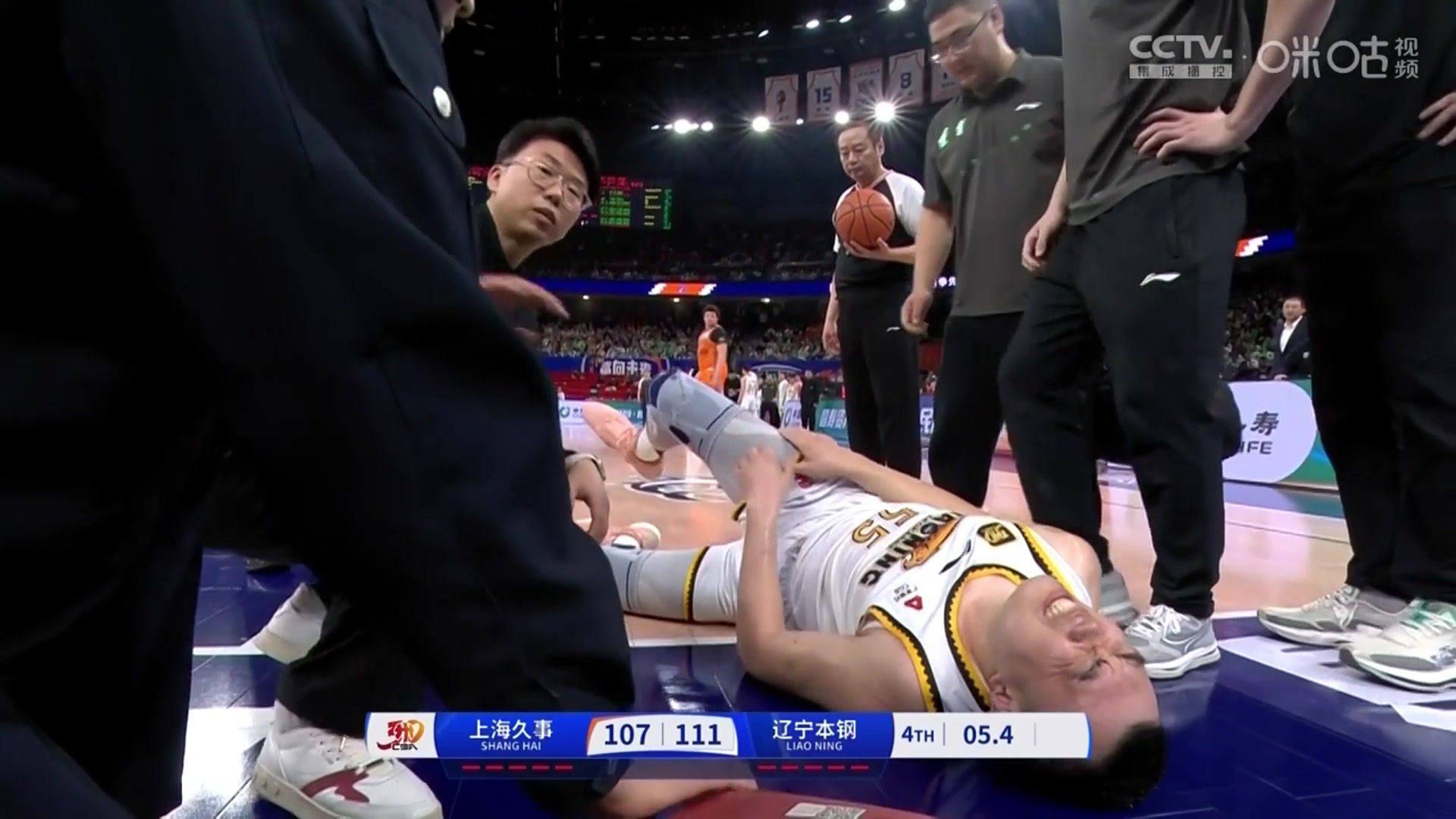 望無(wú)大礙！李曉旭誤傷韓德君 后者捂著膝蓋倒地&表情十分痛苦