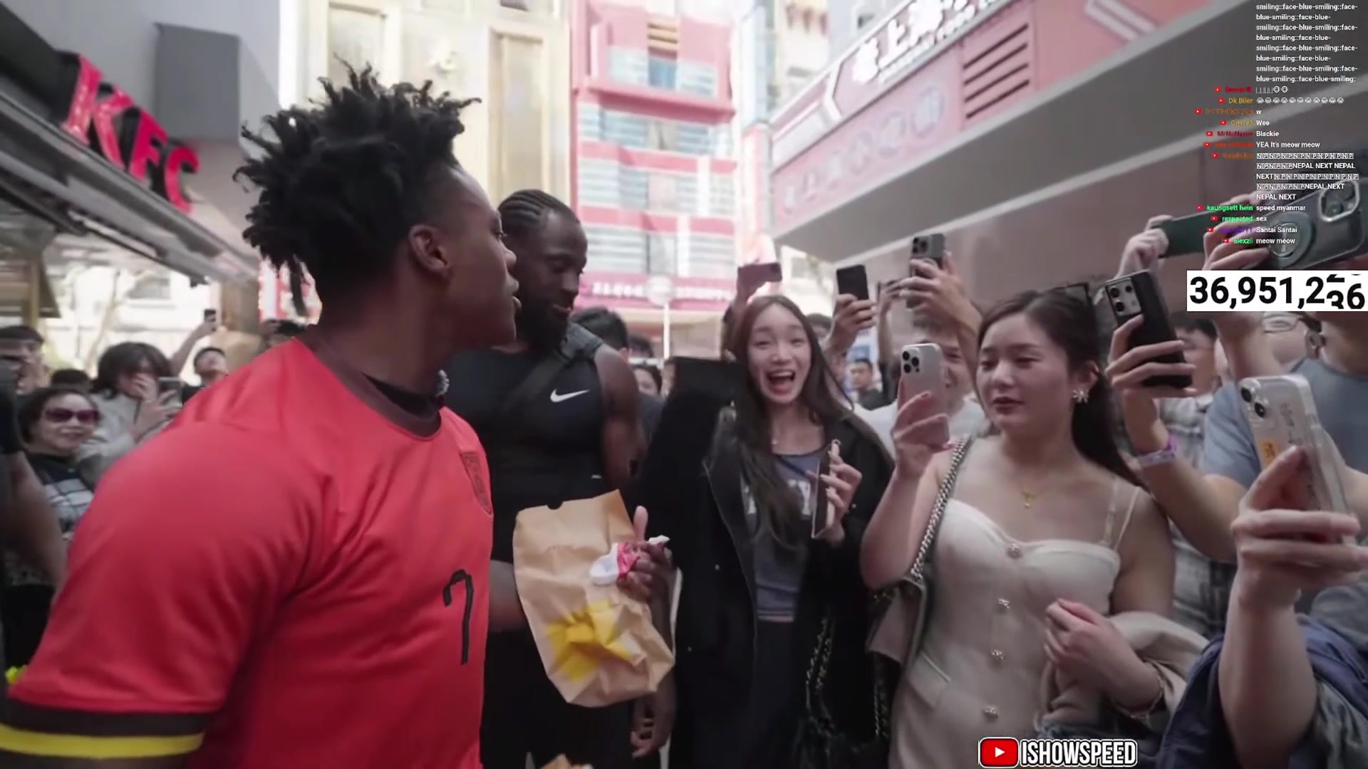 瞧你高興的！中國小姐姐笑容滿面：甲亢哥很喜歡中國KFC！