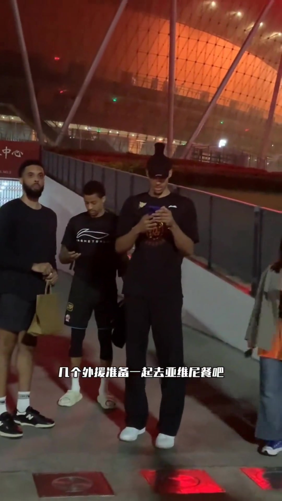 貝茲利打車聽不懂中文，一臉MB。