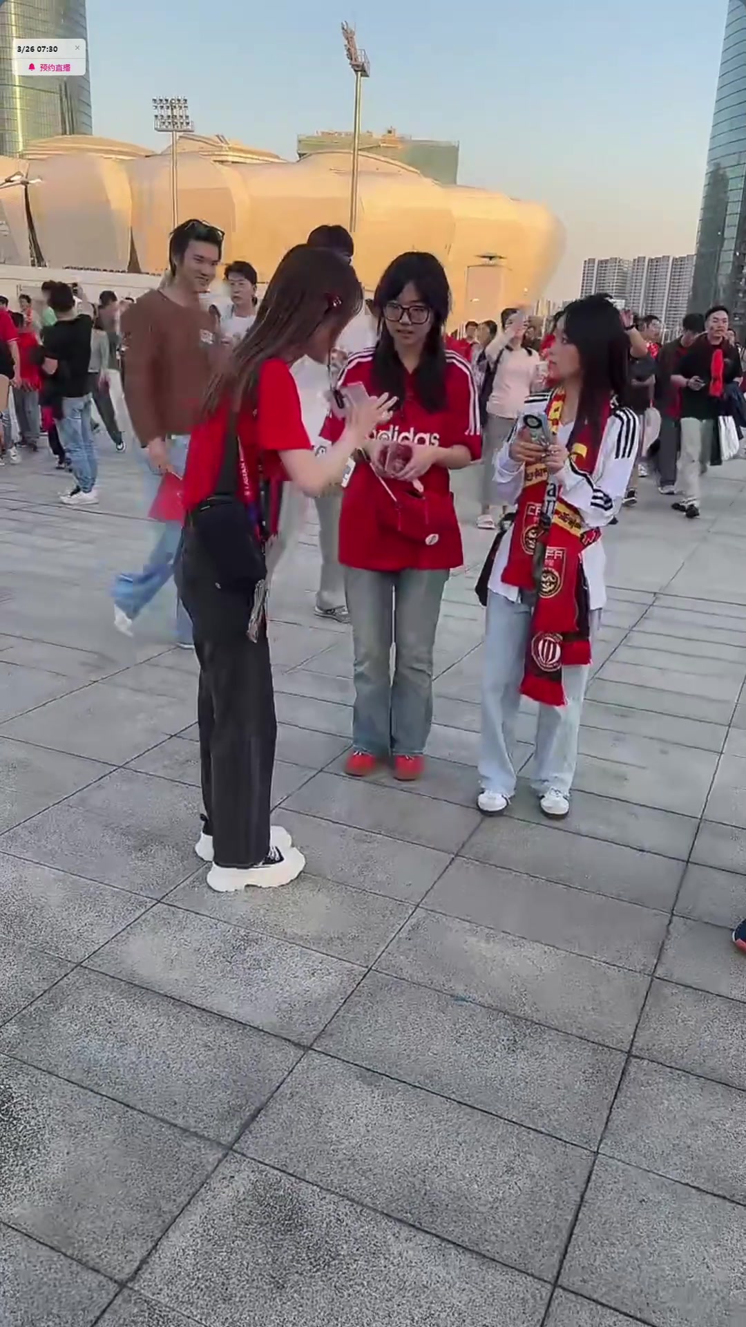 國(guó)足+皇馬女鐵粉！女球迷：爸爸媽媽不知道我來(lái)杭州看國(guó)足