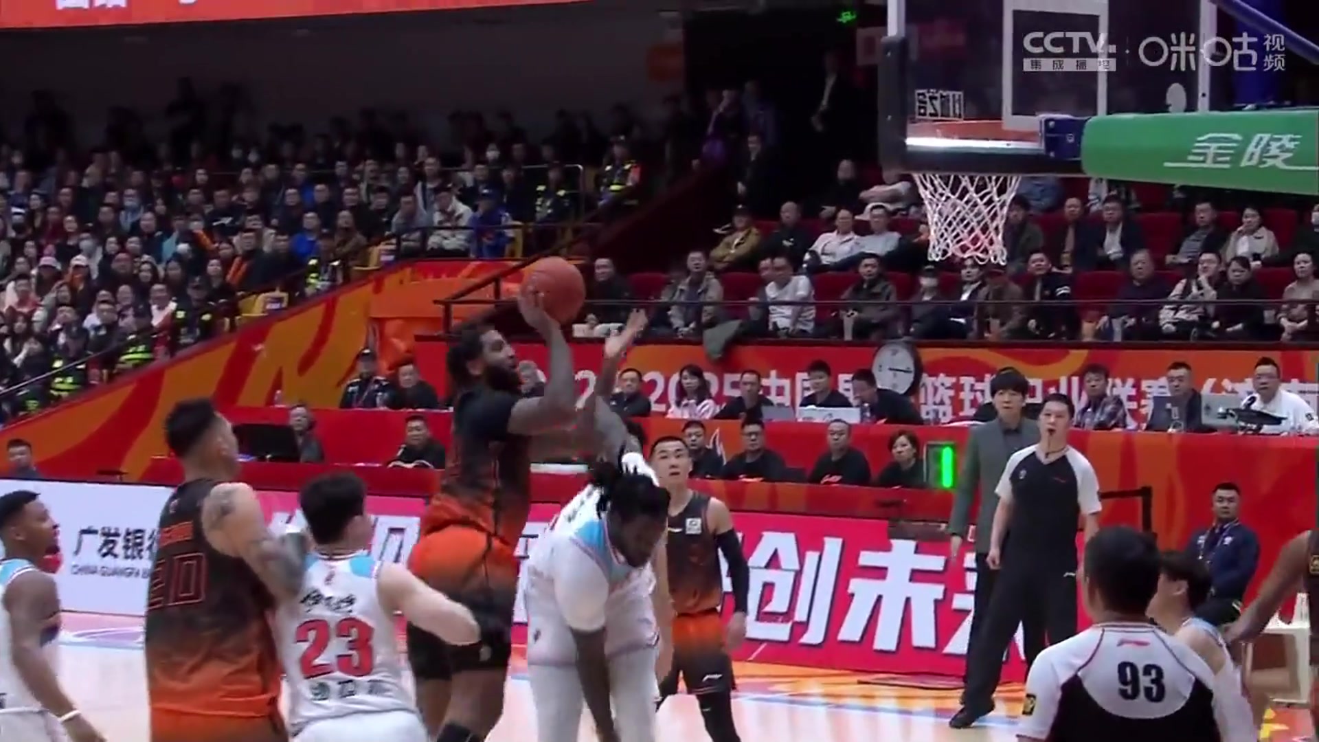 NBA級別的對抗！克里斯滯空正面頂飛哈雷爾 強硬打板上籃命中