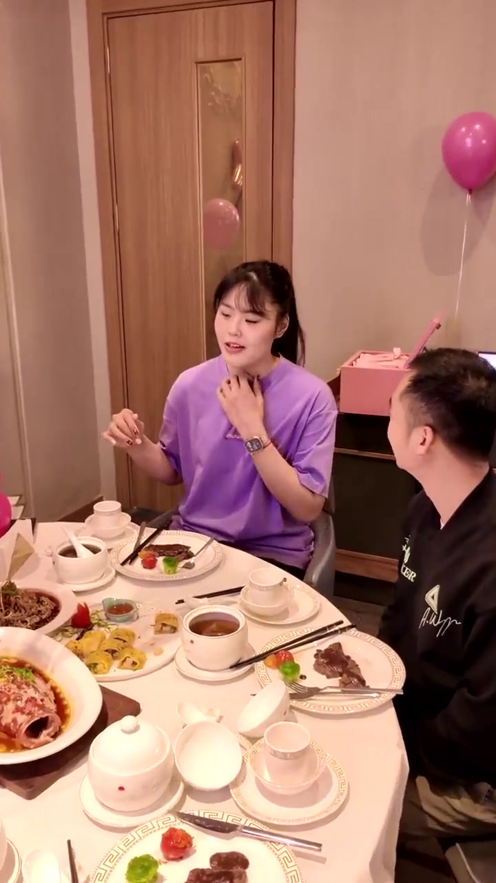 李月汝生日排面拉滿！26歲生日 看小寶的專屬LOGO和定制T