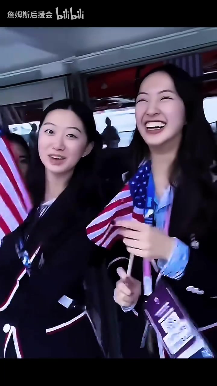 笑容收不住了！巴黎奧運(yùn)會(huì)名場(chǎng)面：我們用庫(kù)里的手機(jī)拍了合照！