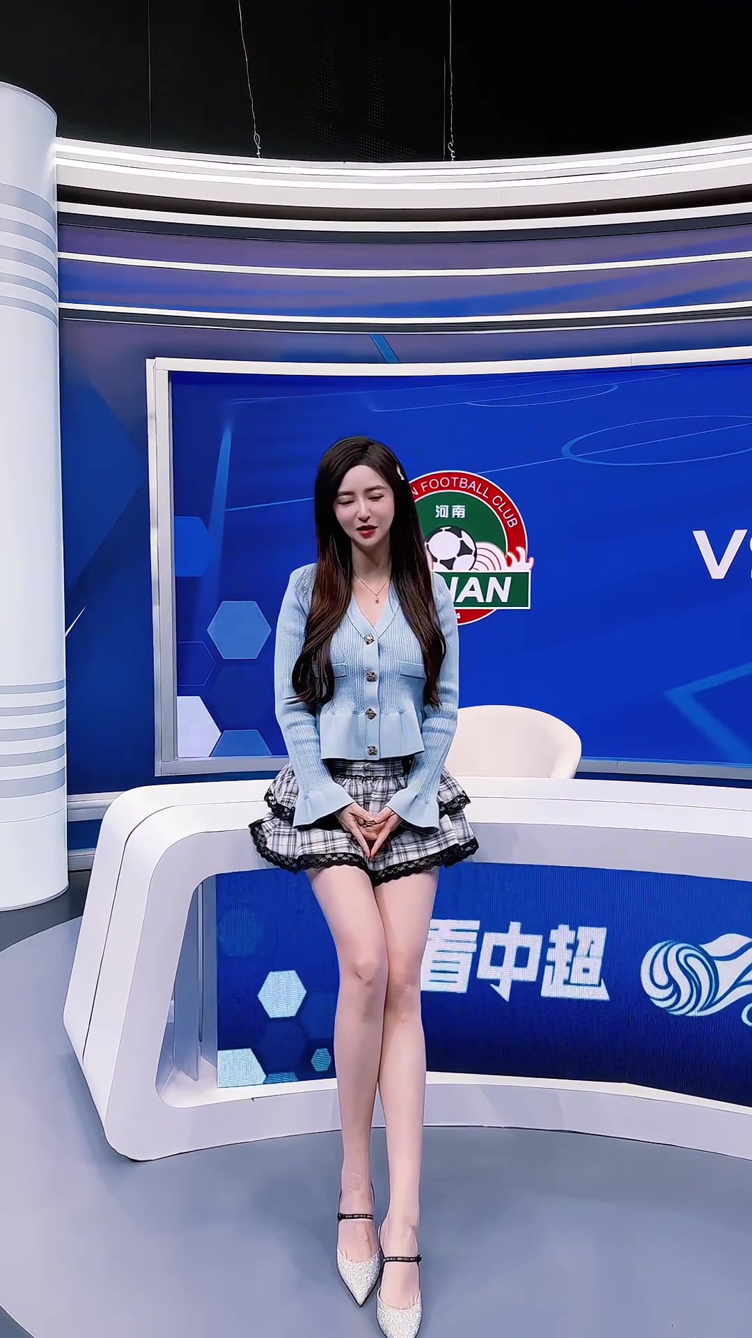 美女主播郭小仙播中超，不過(guò)怎么都聽(tīng)不懂