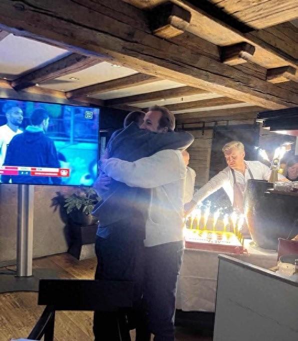 拜仁CEO贊凱恩奪冠力，祝賀球隊及孔帕尼教練組