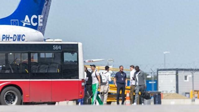 圖片報：拜仁14人歸隊備戰(zhàn)霍村，明日啟程。