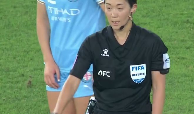 女足亞冠決賽爭議大，加時(shí)漏判點(diǎn)球，禁區(qū)手球未算，三人不滿。